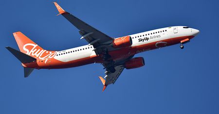 Samolot z Warszawy do Egiptu lądował awaryjnie. Winien jeden z pasażerów