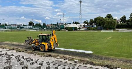 Rozbudują stadion „Sygnał” przy ul. Zemborzyckiej. Umowa podpisana, prace mogą ruszać