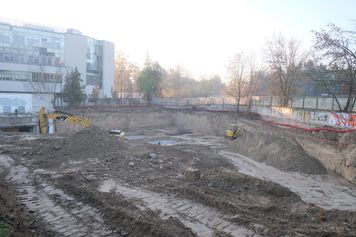 Ciężki sprzęt wjechał na działkę przy ul. Głębokiej. Ruszyła budowa prywatnego akademika The One