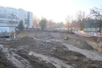 Ciężki sprzęt wjechał na działkę przy ul. Głębokiej. Ruszyła budowa prywatnego akademika The One