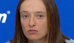 Koraliki na konferencji Igi Świątek. O co i kiedy można pytać sportowców?