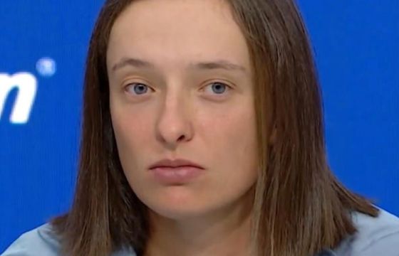 Koraliki na konferencji Igi Świątek. O co i kiedy można pytać sportowców?