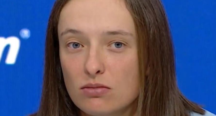 Koraliki na konferencji Igi Świątek. O co i kiedy można pytać sportowców?