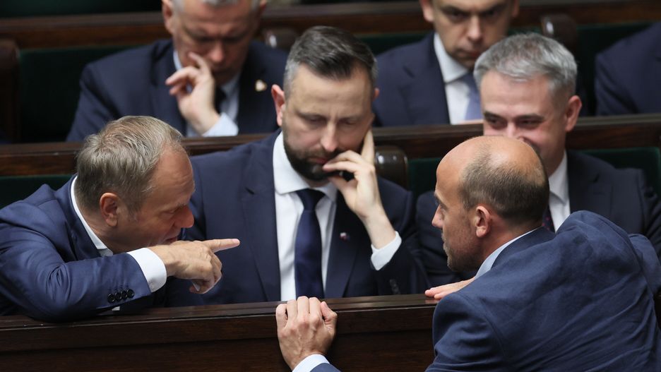 Donald Tusk, W�adys�aw Kosiniak-Kamysz, Borys Budka
Warszawa, 22.05.2024. Premier Donald Tusk (L), wicepremier, minister obrony narodowej W�adys�aw Kosiniak-Kamysz (C)  oraz pose� KO Borys Budka (P-d�) na sali obrad Sejmu w Warszawie, 22 bm. Pos�owie maj� wys�ucha� informacji szefa MON w sprawie stanu bezpiecze�stwa RP.  (jm) PAP/Leszek Szyma�ski
Leszek Szyma�ski
obrad, polityk polityka, posiedzenie, pos�owie, sala, sejm, sejmu, 10, 10., kadencja, kadencji, ministerstwo obrony narodowej