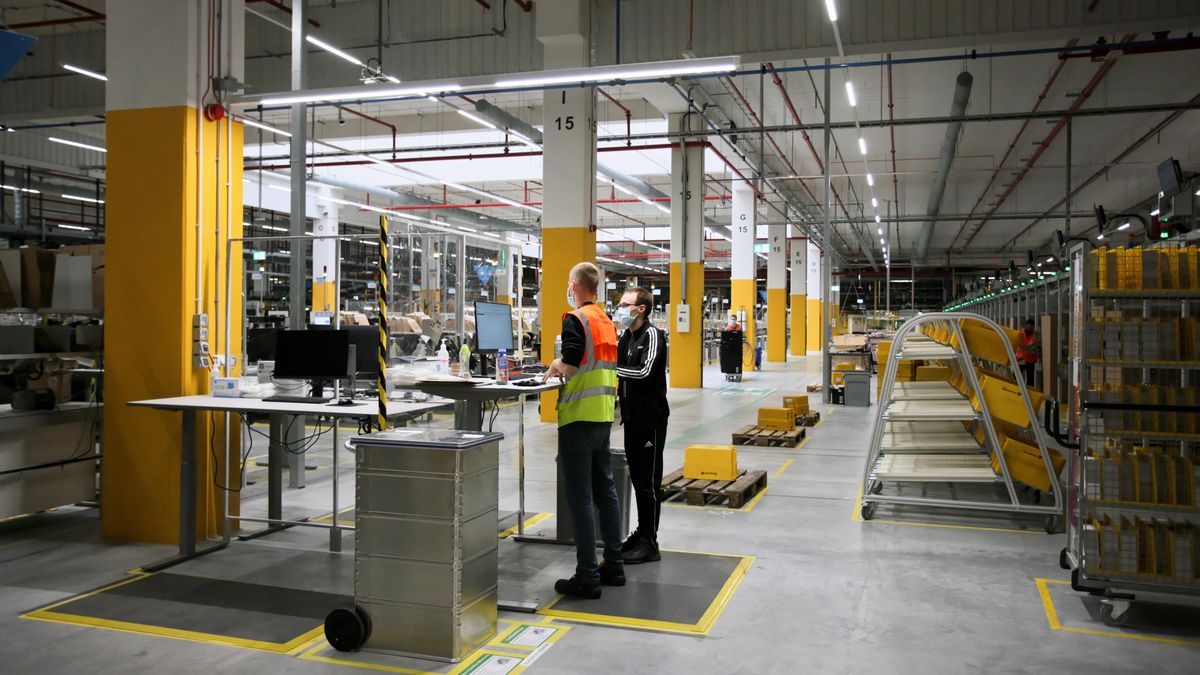 centrum Amazon
Lech Muszy�ski
amazon, centrum dystrybucyjne, centrum dystrybucyjnego, dystrybucja, hala, magazyn, oddzia�, otwarcie, pas transmisyjny, wysy�ki