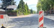 Asfalt położony. Pomimo upałów drogowcy położyli asfalt na Racławickiej w Lesznie