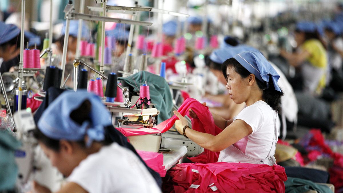 China's GDP grew 7% in the second quarter
Workers sew the cloths exported to Europ in a factory in Huaibei, Anhui province, China on 15th July 2015. China reported gross domestic product (GDP) grew 7.0 percent on-year in the second quarter on Wednesday.  
Dostawca: PAP/Photoshot
Zhengyi Xie
Factory, ZB5773_267717_0019, 15/07/2015, 267717, B5773_267717, CPP20150715Anhui-Huaibei-Xiezhengyi011, B5773, China, East Asia, Industry, Sewing, Manufacturing, Sewing Machine, Occupation, Clothing, Textile, Working, Manual Worker, Only Women, Expertise, People, Real People, Accuracy, Adult, Adults Only, Colour Image, Coworker, Day, Effort, Horizontal, Indoors, Medium Group Of People, Photography, praca chiny fabryka, pracownicy pracownice, pracownik pracownica, szwaczka szwaczki, zatrudnienie