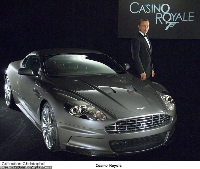 Filmowy James Bond i jego Aston Martin.