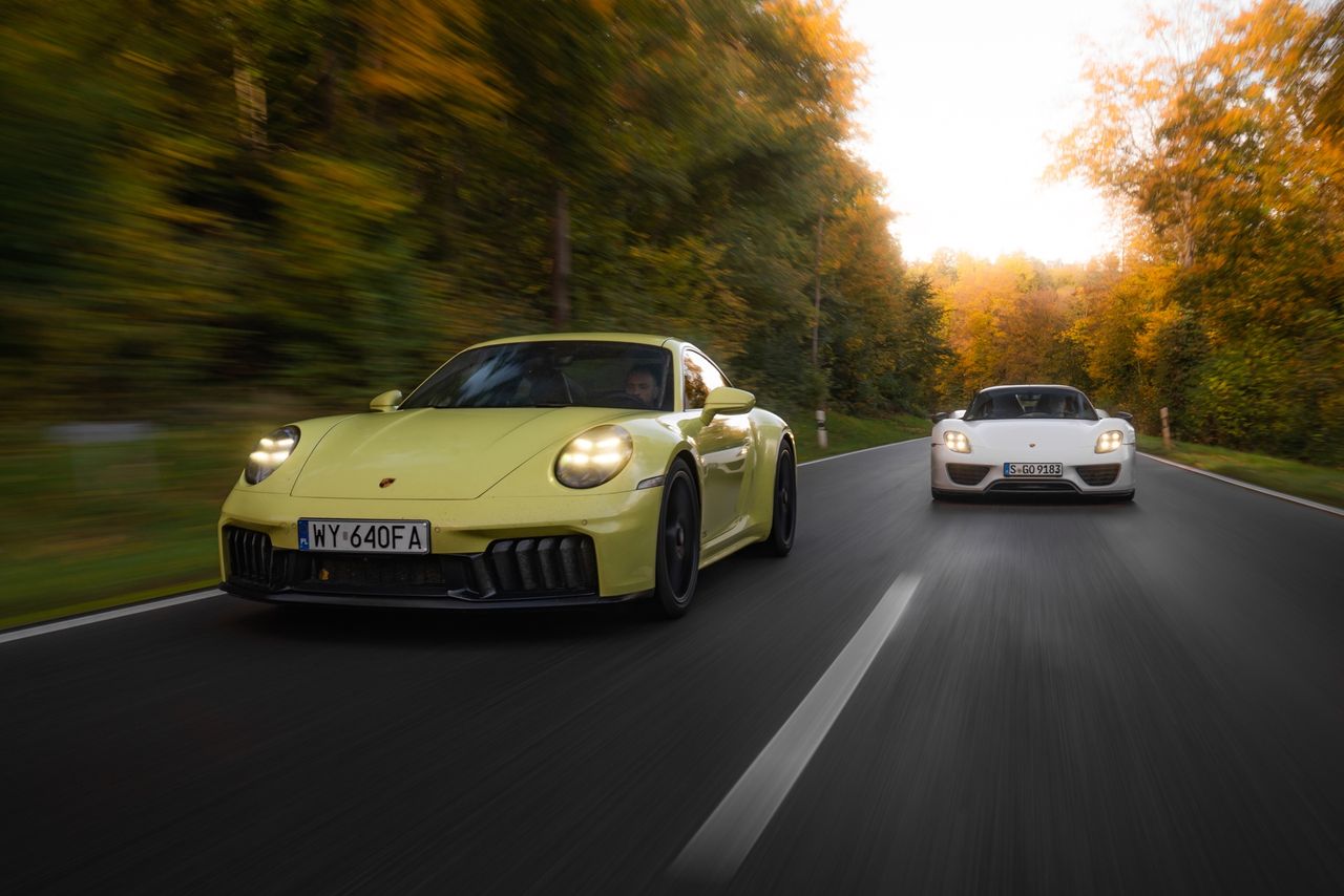 Porsche 918 Spyder vs Porsche 911 Carrera 4 GTS