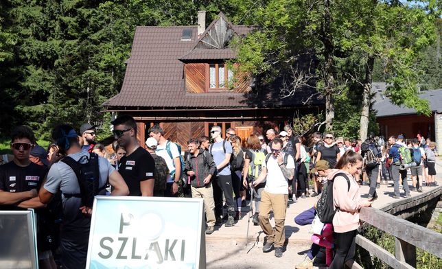 Zakopane, 12.09.2021. Kolejka oczekujących do punktu sprzedaży biletów wstępu do Tatrzańskiego Parku Narodowego w Kuźnicach, 12 bm. w Zakopanem. Słoneczny weekend przyciągnął w Tatry tłumy turystów. (aldg) PAP/Grzegorz Momot
***Zdjęcie do depeszy PAP pt. Małopolska/ Weekendowe oblężenie Tatr; tłumy na szlakach i interwencje TOPR***