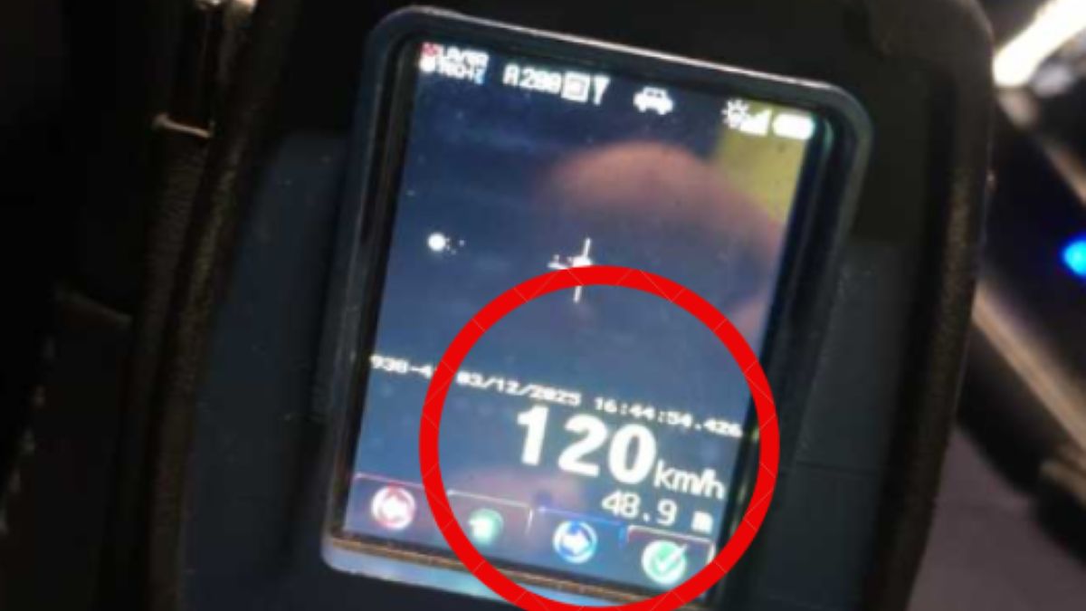 Pędzili w terenie zabudowanym. Stracili prawo jazdy