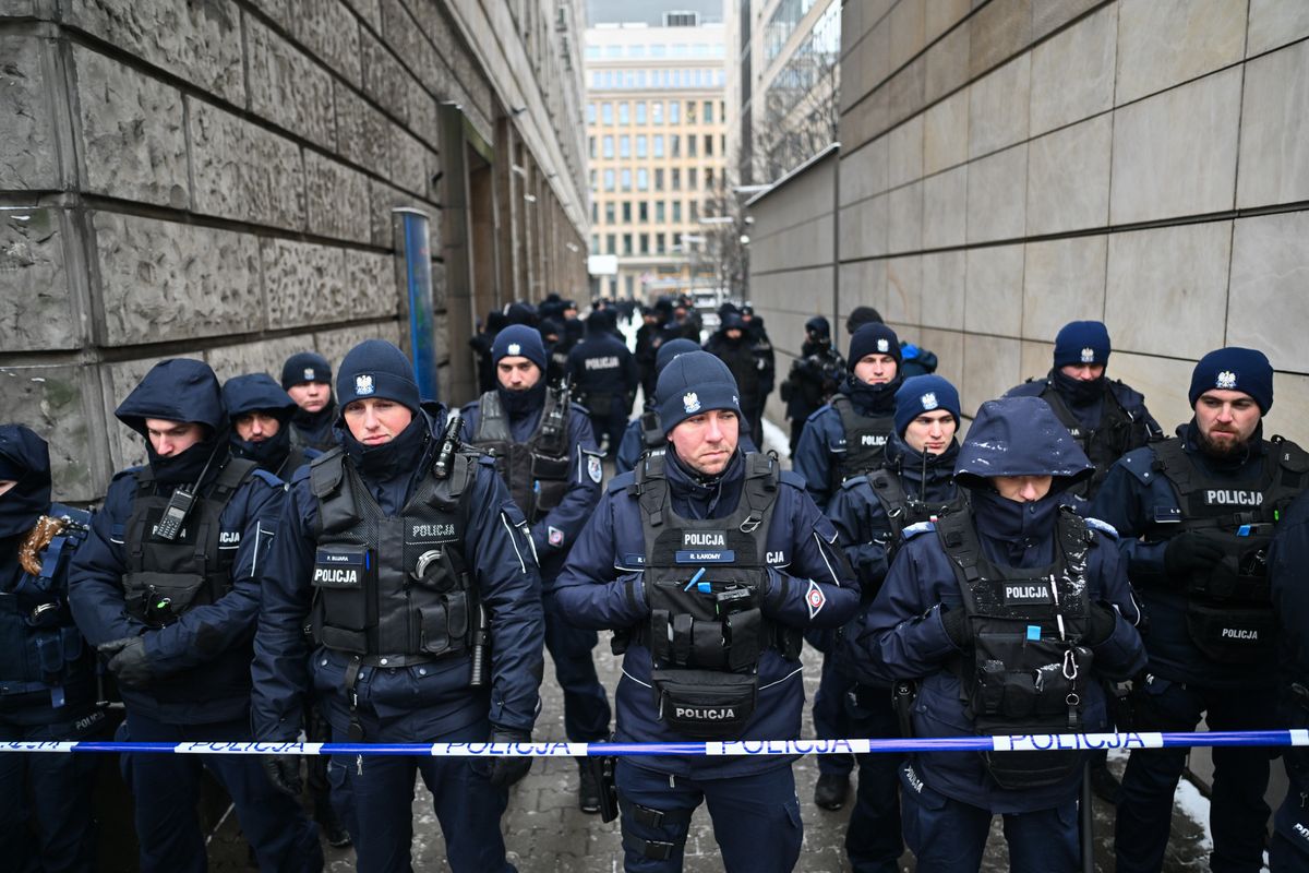 Policja przed siedzibą TVP
