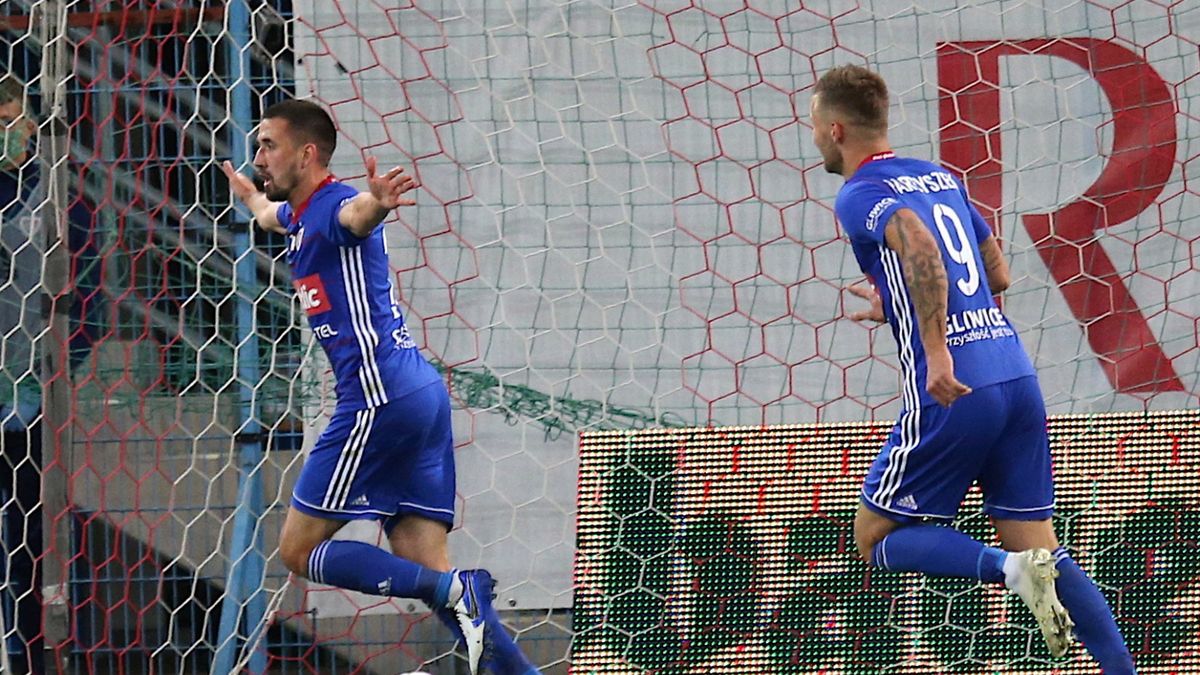 PAP / Andrzej Grygiel / Na zdjęciu: piłkarz Piasta Gliwice Martin Konczkowski (z lewej) cieszy się z gola z Piotrem Parzyszkiem (z prawej)