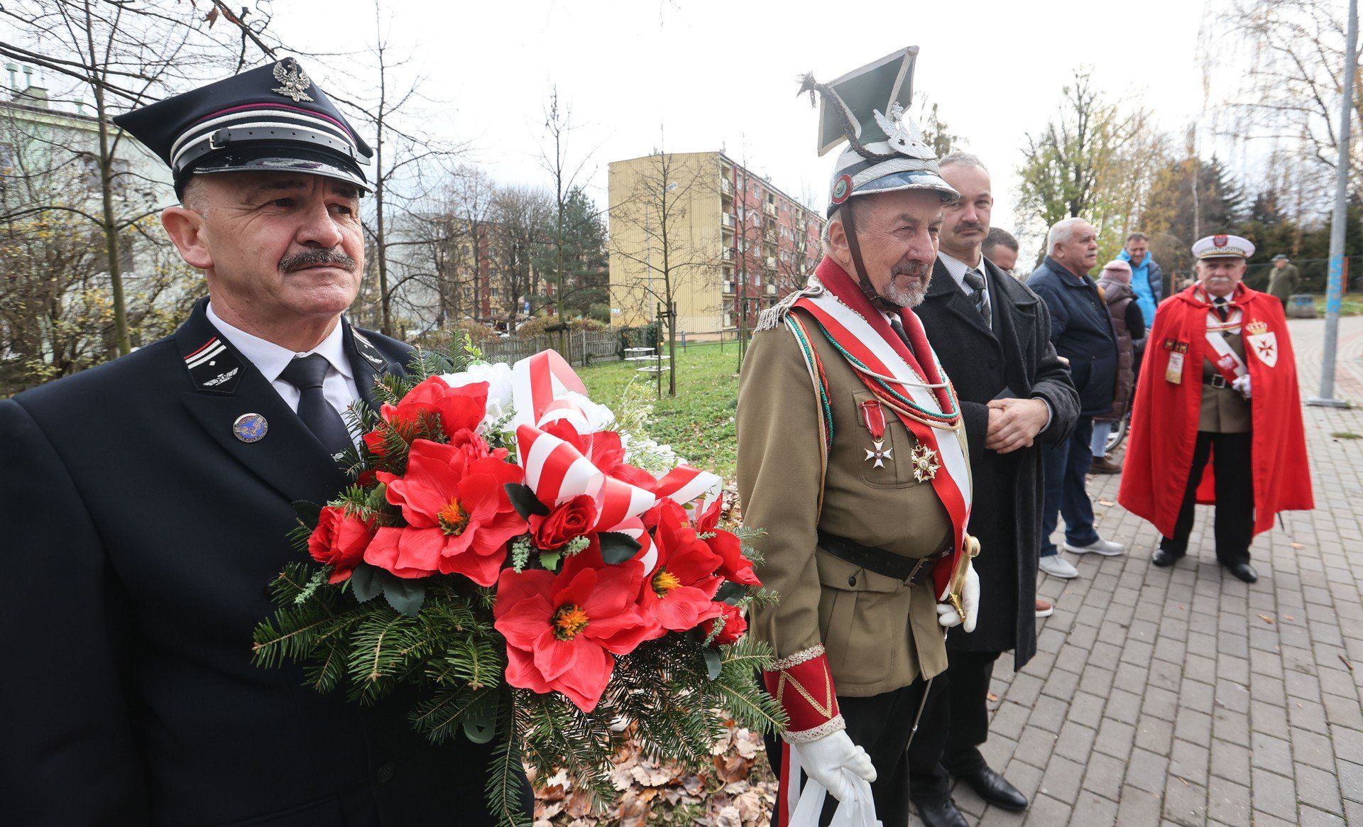 Skromna, ale bardzo ważna uroczystość przed Pomnikiem Poległych Dziesięciu Rąk