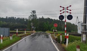 O włos od tragedii. Zderzył się z pociągiem i odjechał