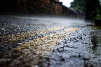 Podkarpacie: Niebezpieczna pogoda. Możliwe podtopienia i silny wiatr