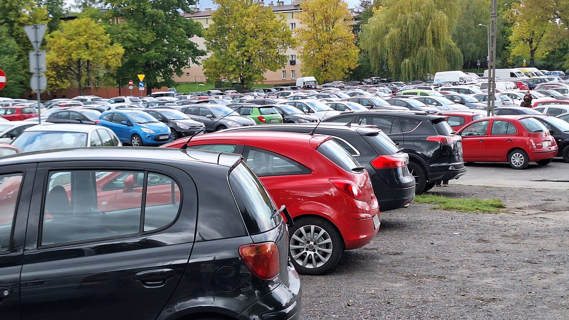 Plac dawnej targowicy przy al. M. B. Fatimskiej to największy darmowy parking w Tarnowie. Korzysta z niego zwłaszcza wielu studentów Akademii Tarnowskiej