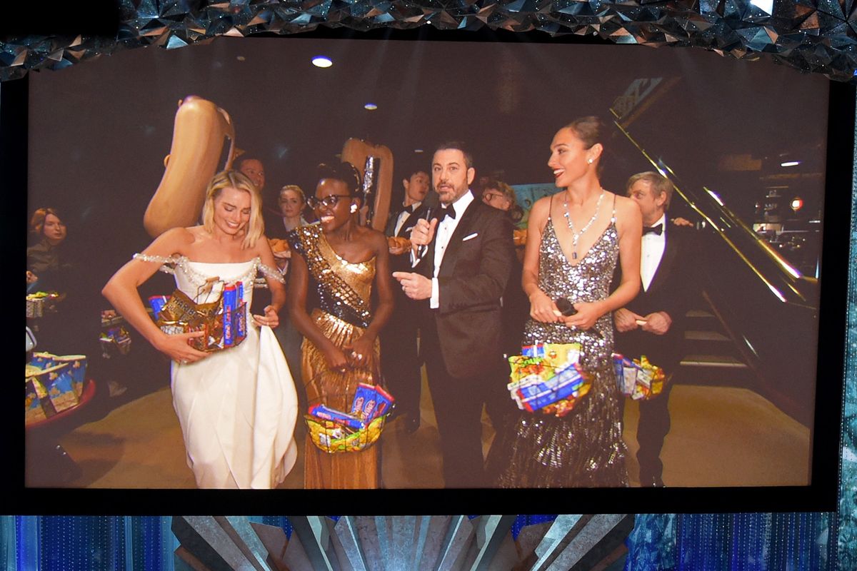 Dziwaczne zachowanie gwiazd podczas rozdania Oscarów. W stronę publiczności poleciały hot dogi