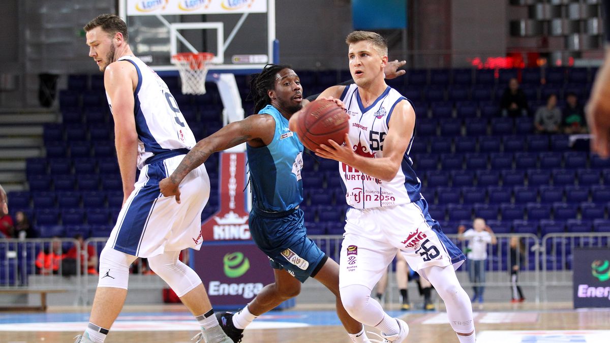 Newspix / Krzysztof Cichomski / Na zdjęciu: Jakub Schenk (z piłka)