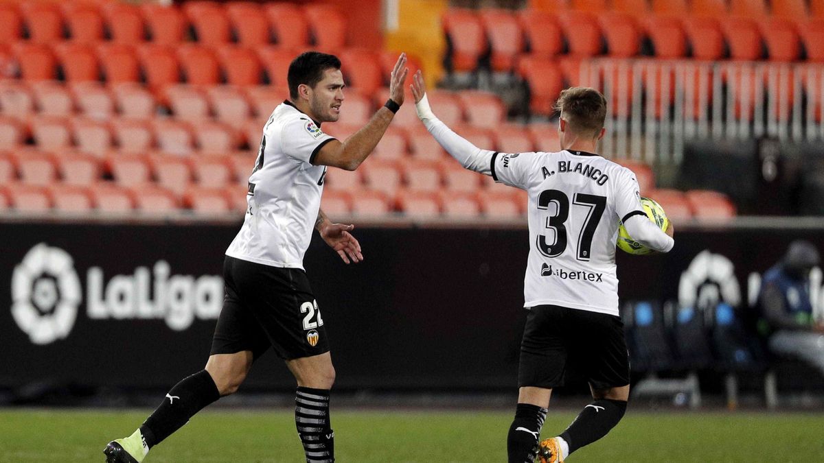 PAP/EPA / MANUEL BRUQUE / Na zdjęciu od lewej: Maxi Gomez i Alex Blanco