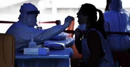 Epidemia koronawirusa wybuchła na nowo. Fabryki montujące iPhone'y zamknięte