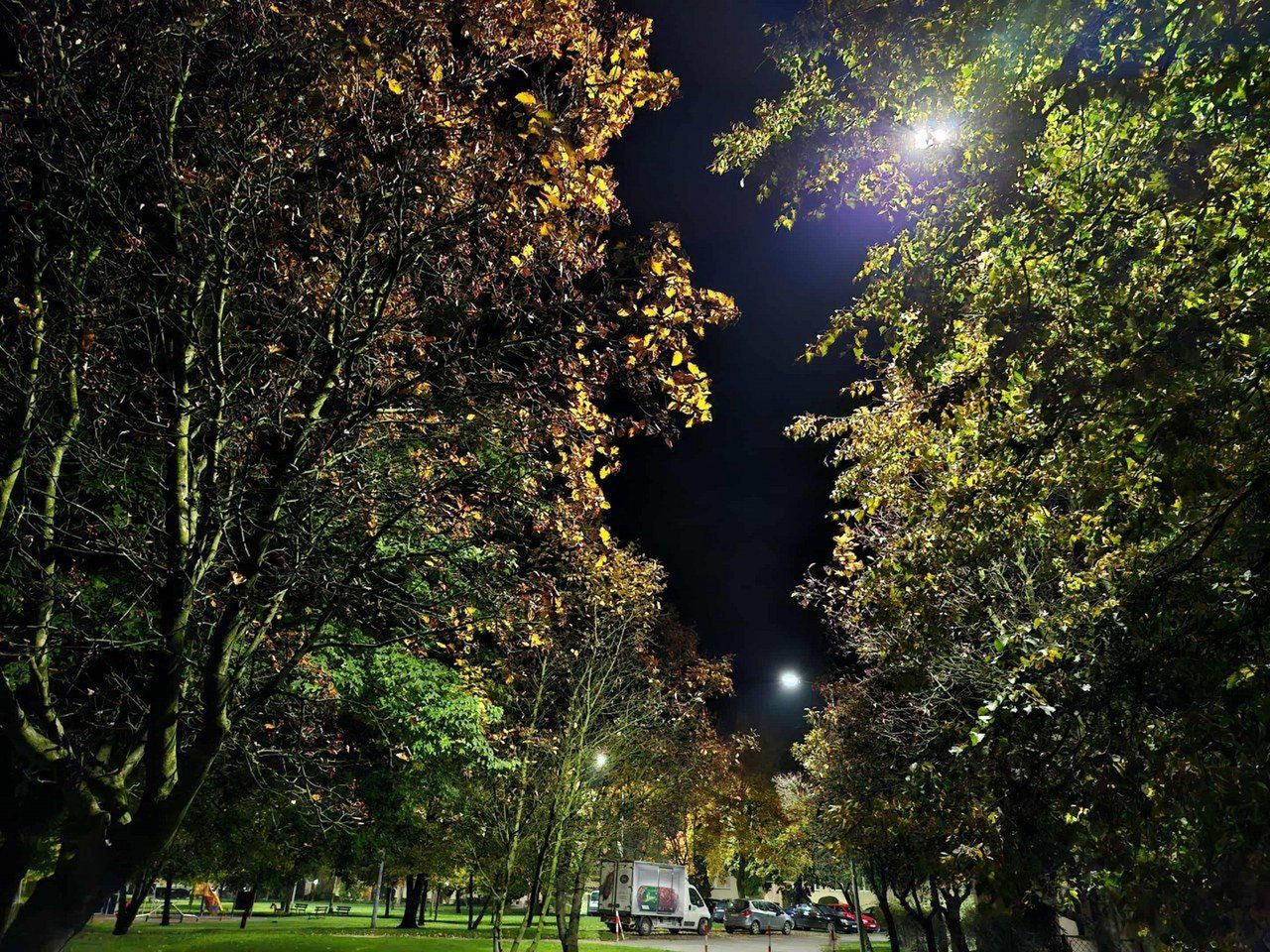 Jesienne wieczory w Zduńskiej Woli bywają zaskakujące. Zdobią miasto