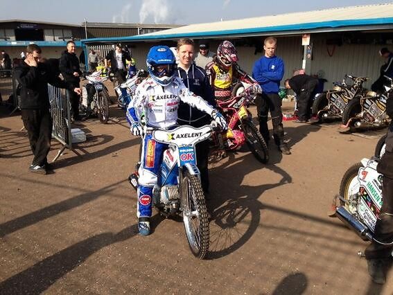 Nicki Pedersen przed treningiem w King's Lynn, foto. twitter.com