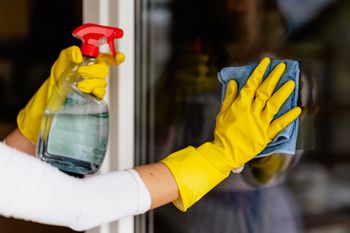 Wetrzyj kroplę w okna. Pozbędziesz się wilgoci i pleśni