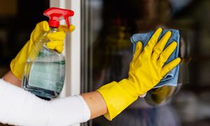 Wetrzyj kroplę w okna. Pozbędziesz się wilgoci i pleśni