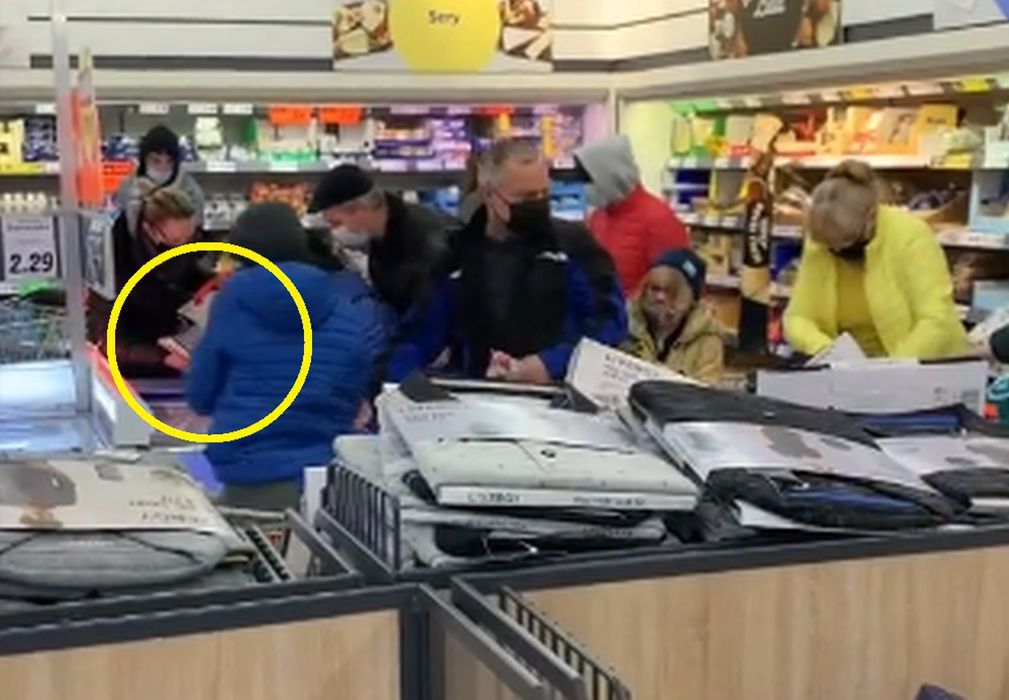 Szósta rano w poniedziałek. Nagranie z Lidla obrazuje nowe szaleństwo