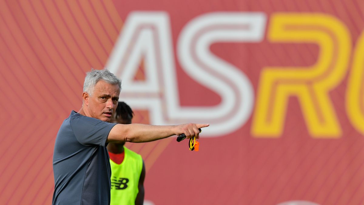 ROME, ITALY - JULY 08: New coach Jose Mourinho is seen during an AS Roma Training Session at Centro Sportivo Fulvio Bernardini on July 08, 2021 in Rome, Italy. (Photo by Fabio Rossi/AS Roma via Getty Images )