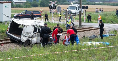 Bus wjechał pod pociąg. Jest dziewięć ofiar
