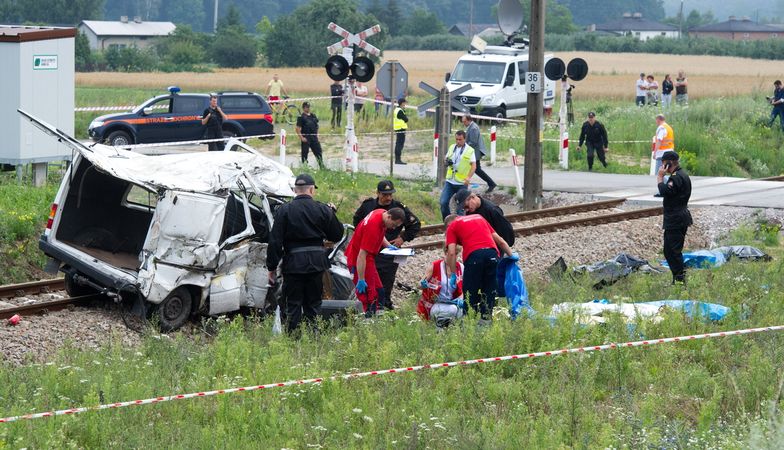 Bus wjechał pod pociąg. Jest dziewięć ofiar