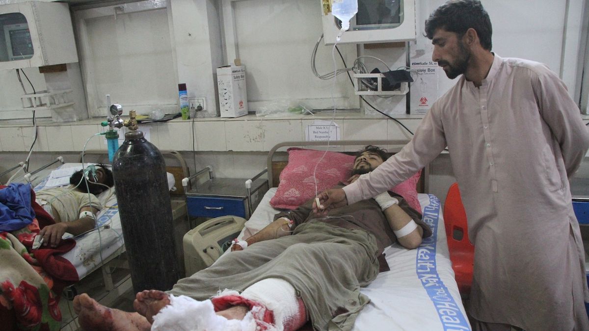 Jeden z rannych po zamachu terrorystycznym na stadionie w Afganistanie