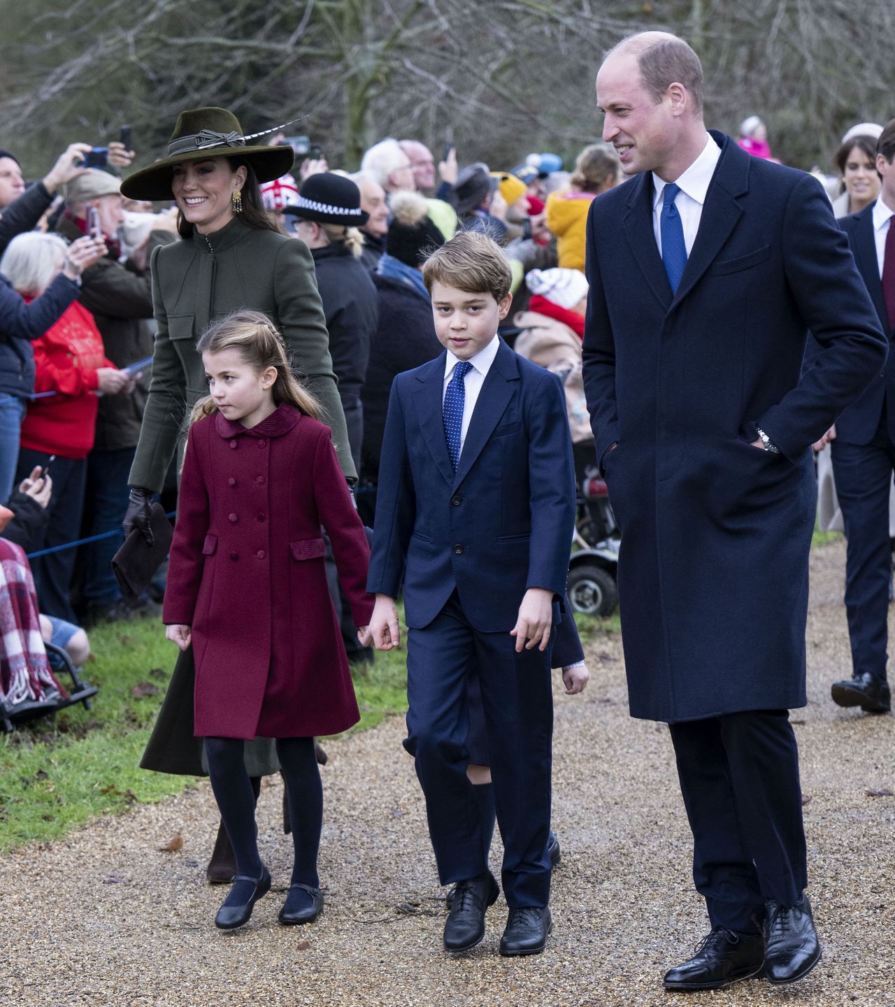 Kate Middleton i książę William z dziećmi podczas świątecznego