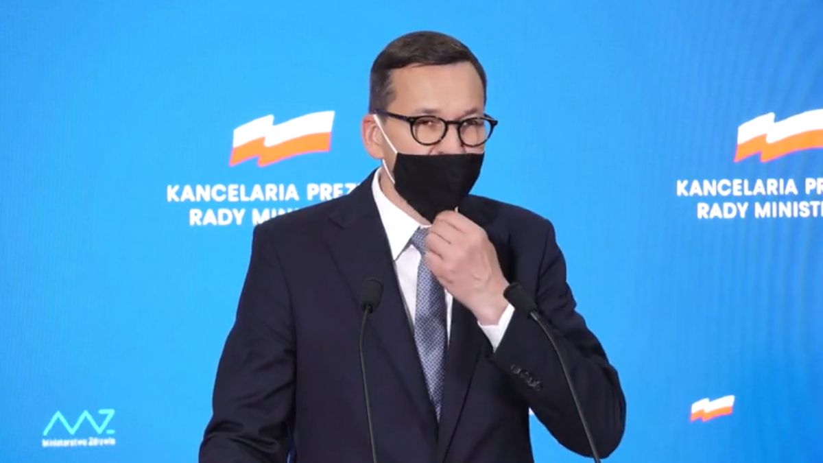 Mateusz Morawiecki poprawia maseczkę (fot. Kancelaria Premiera)