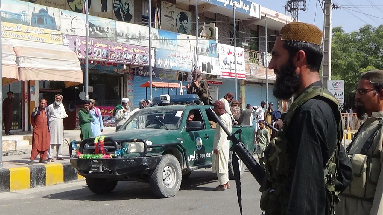 Dżalalabad, Afganistan, 17.08.2021 r.: Talibowie patrolują ulice miasta 