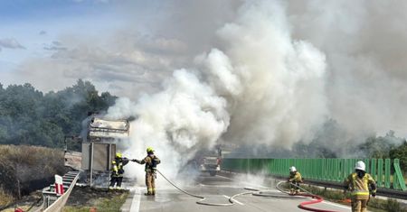 Kłęby dymu na A4. Policjanci pożyczali gaśnice
