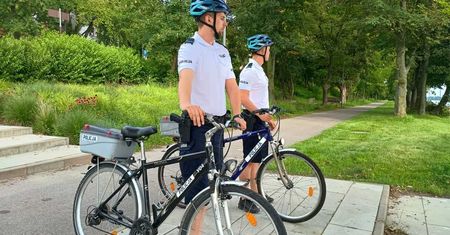 Policyjne patrole rowerowe dbają o bezpieczeństwo w Płocku