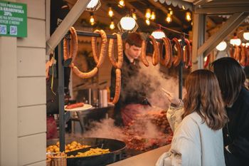 Jarmark w Krakowie. 50 zł za kiełbasę, 5 za ogórka. W szoku nawet mieszkańcy