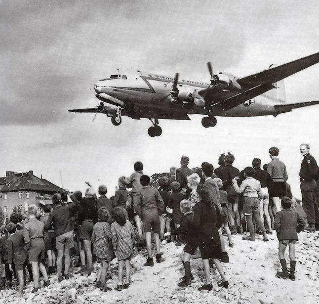 Berlińczycy obserwują podchodzący do lądowania samolot C-54