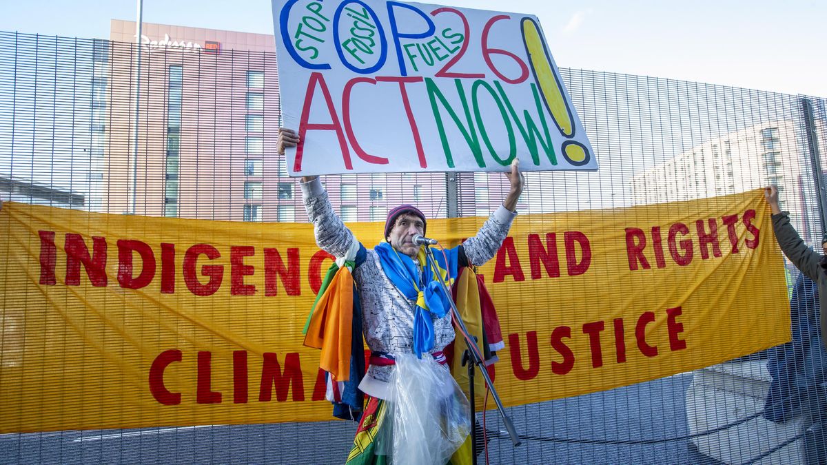 epa09572804 A climate ctivists carry placard as demonstrations continue outside the perimeter fence during the COP26 UN Climate Summit in Glasgow, Britain, 09 November 2021. The 2021 United Nations Climate Change Conference (COP26) runs from 31 October to 12 November 2021 in Glasgow.  EPA/ROBERT PERRY Dostawca: PAP/EPA.