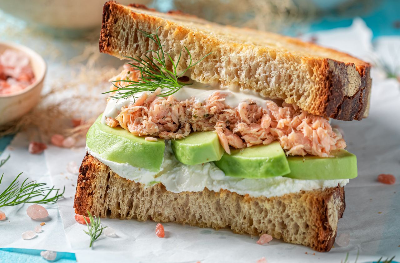 Wieczorne kanapki tylko z tymi składnikami. Na lepszy sen wybierz też dobry napój