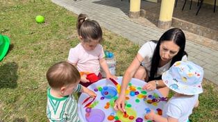 Rodzinny piknik w żłobku EduSmart w Sandomierzu. Maluchy nie miały czasu na nudę. Zobacz zdjęcia