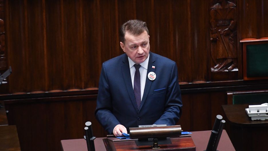 Warszawa, 17.01.2024. Poseł PiS Mariusz Błaszczak na sali obrad Sejmu w Warszawie, 17 bm. Sejm w drugim dniu posiedzenia ma zająć się m.in. wnioskiem PiS o wyrażenie wotum nieufności wobec ministra kultury i dziedzictwa narodowego Bartłomieja Sienkiewicza. (jm) PAP/Piotr Nowak