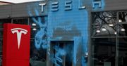 Aktywiści uderzają w Teslę. Oblali farbą salon w Berlinie