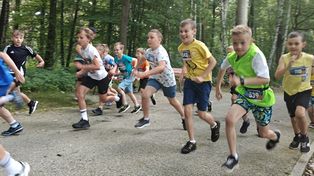 V Dziecięcy Festiwal Biegowy w Dąbrowie Górniczej. Wyjątkowa rywalizacja wśród najmłodszych. Zobaczcie