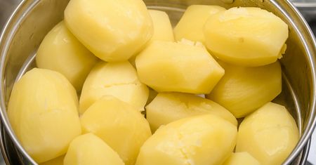 Nie wyrzucaj ugotowanych ziemniaków do kosza. Oto co możesz z nich zrobić