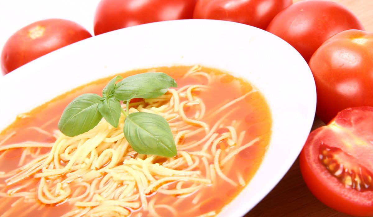 Pomidorówka to jedna z najpopularniejszych polskich zup - Pyszności; Foto Canva.com