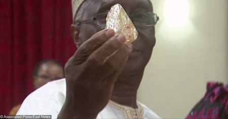 Pastor z Sierra Leone znalazł ogromny diament